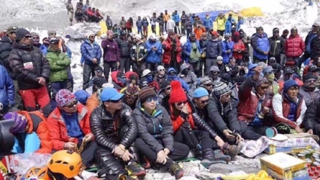 Sherpa in protesta al campo del Monte everest