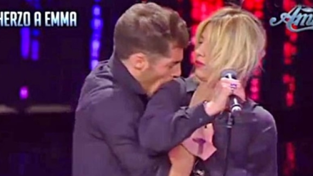 #TelefonoRosa si scaglia contro #Amici16. #BlastingNews