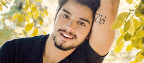 Confira os famosos que s&atilde;o gays assumidos