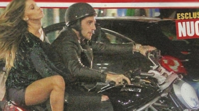 Belen Rodriguez in moto senza casco con Iannone