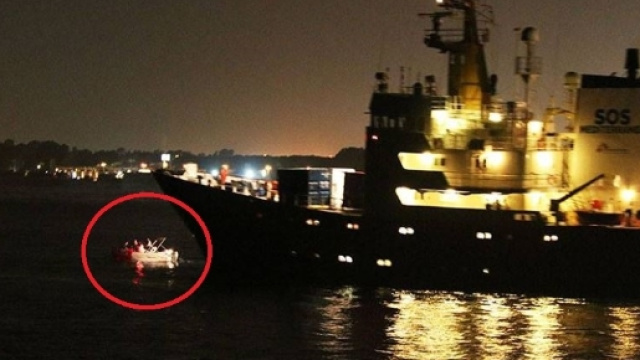 La barca di Generazione Identitaria contro la nave Aquarius