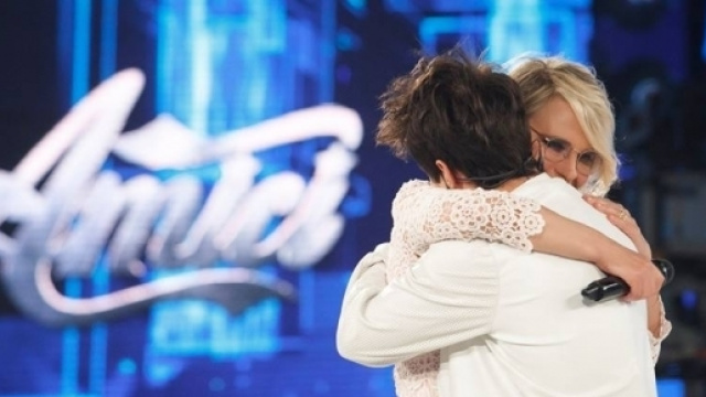 Maria De Filippi ha abbracciato Mike Bird al momento dell'eliminazione