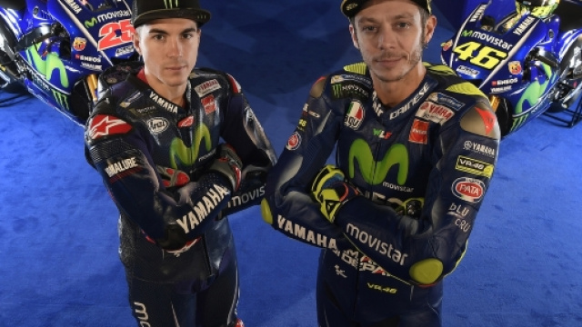 A sinistra il poleman, a destra l'italiano Valentino Rossi