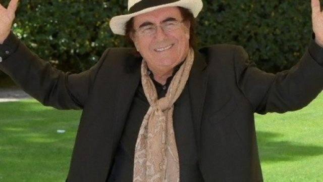 Al Bano Carrisi si presenta a sorpresa in una farmacia di Ariano Irpino.
