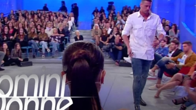 Ecco Mattia Marciano mentre lascia lo studio di Uomini e Donne.