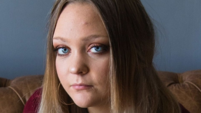 Il coraggio di una ragazza di 18 anni ha permesso di rintracciare e arrestare il suo stupratore.