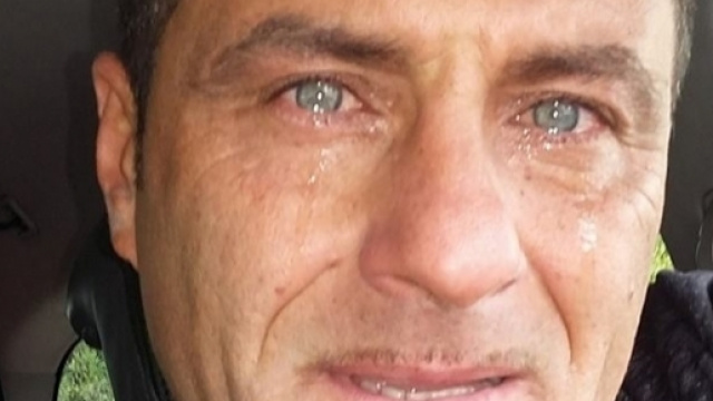 In questa foto Sossio piange per i suoi figli.