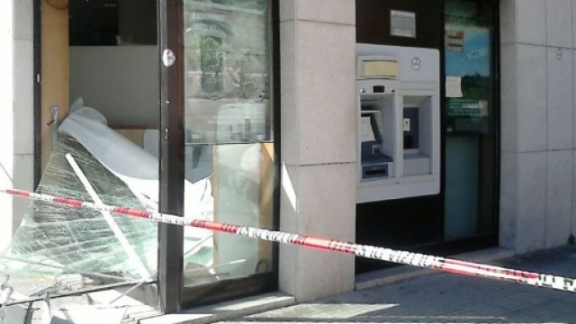 Matino cronaca, banda del bancomat fa esplodere sportello