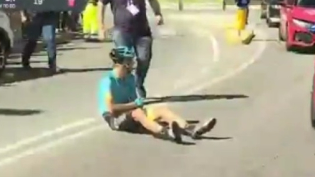 Tanel Kangert a terra dopo la caduta