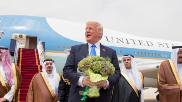 Trump sbarca in Arabia Saudita, accordo da 110 miliardi di dollari per le armi - huffingtonpost.it