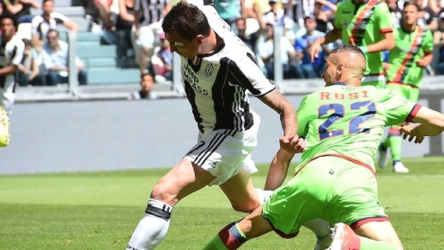 Una azione di gioco allo "Juventus Stadium" di Torino.