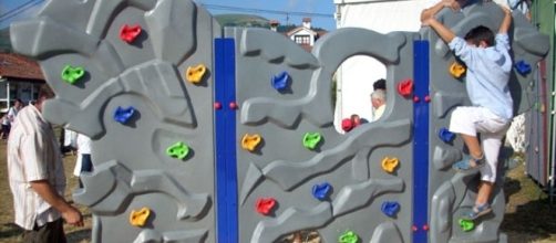 Ni&ntilde;os en un roc&oacute;dromo infantil