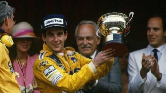 Ayrton Senna sul podio di Montecarlo nel 1987, la prima delle sue 6 vittorie nel principato