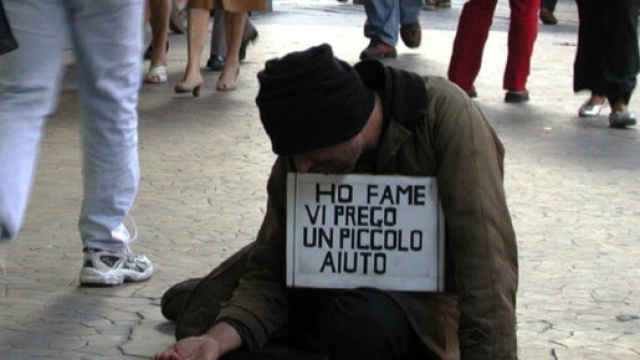 Diano Marina, chiede l'elemosina fingendosi invalido: allontanato dal Comune.