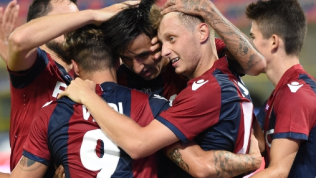 Foto di gruppo dopo uno dei gol che ha permesso al Bologna di salvarsi con largo anticipo.