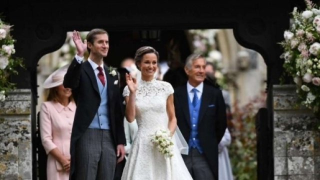 Pippa Middleton e James Matthews salutano la folla
