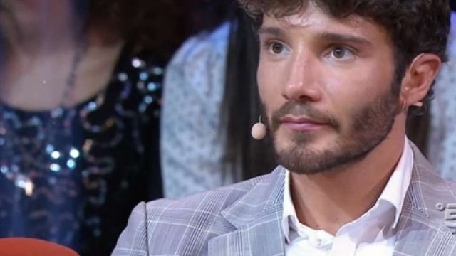 Selfie: Stefano De Martino imbarazzato da una concorrente