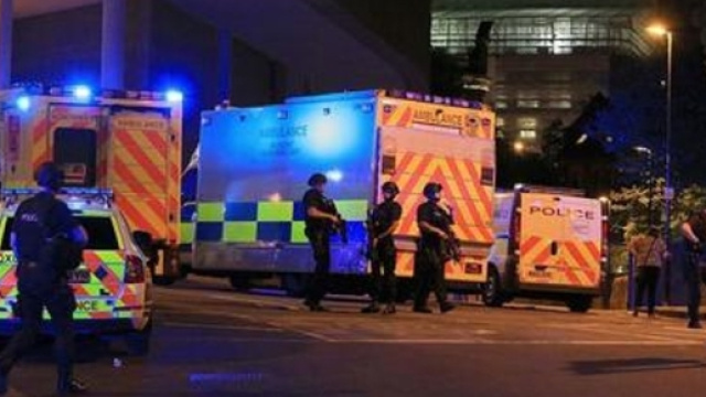 UK, bomba con chiodi alla Manchester Arena: 19 morti e 50 feriti tra la folla al concerto di Ariana Grande