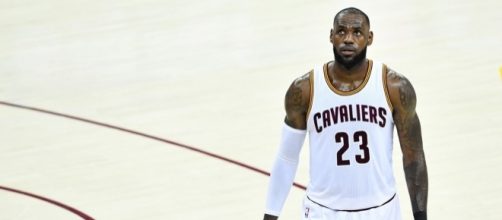 LeBron responds to heckling fan - www.facebook.com/MJOAdmin