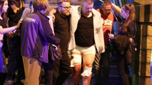 Feriti soccorsi dopo l'attentato all'Arena