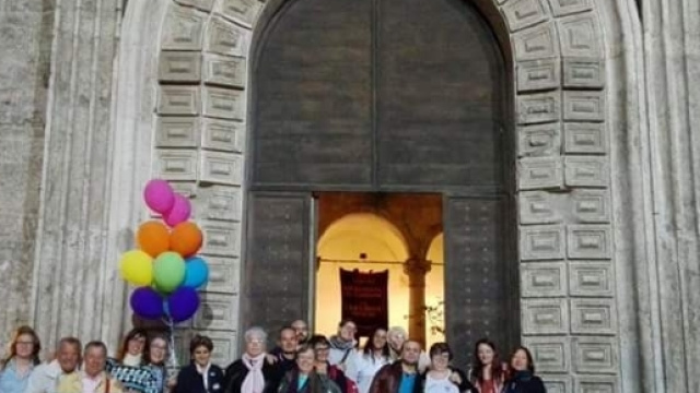 foto di gruppo con Bruno e Orlando a Palazzo dei Capitani: l'amore vince sull'odio (facebook: 50 sfumature di genere)