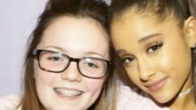 Georgina Bethany Callander, prima vittima identificata a Manchster, in una foto con la sua beniamina, la cantante Ariana Grande due anni fa.
