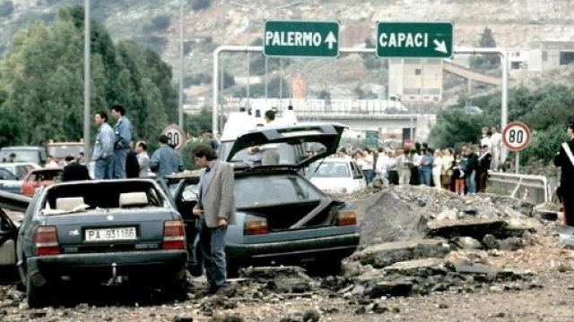 Il tratto dell'autostrada A29 subito dopo l'attentato del 23 maggio 1992