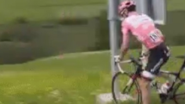La fermata di Tom Dumoulin ad oltre 30 km dall'arrivo