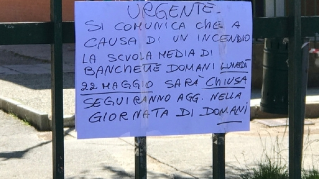 la scuola ha pubblicato l'avviso della chiusura "causa incendio"