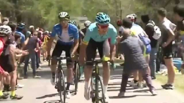 Luis Le&oacute;n S&aacute;nchez transita per primo sul Mortirolo intitolato a Michele Scarponi