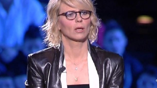 Uomini e Donne e Maria De Filippi salutano il pubblico di Canale 5