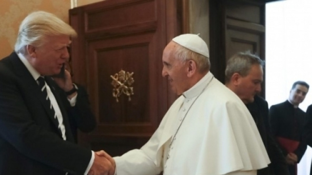 Donald Trump incontra il Papa: clima disteso, doni e battute. Cosa si sono detti i due? - unita.tv