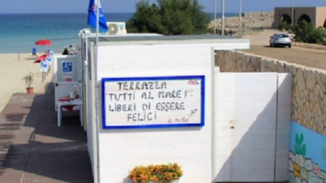 Gaetano Fuso, poliziotto con SLA, con il progetto Terrazza 'Tutti al mare!' assicura l'accesso al lido alle persone con disabilit&agrave;