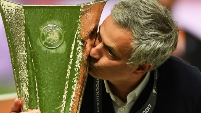 Mourinho bacia la coppa dell'Europa League