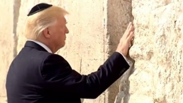 Il presidente Trump in raccoglimento davanti al Muro del Pianto