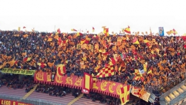 Lo stadio di Lecce, 'Via del mare'.
