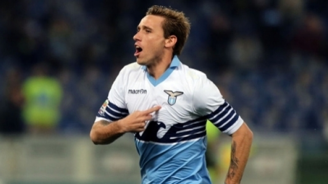 Lucas Biglia esulta dopo il gol