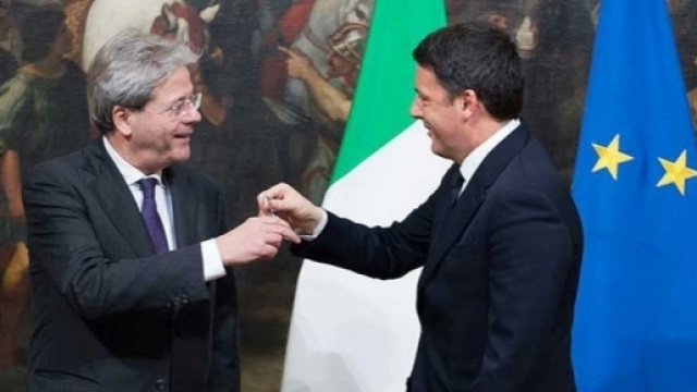Paolo Gentiloni e Matteo Renzi si scambiano la campanella