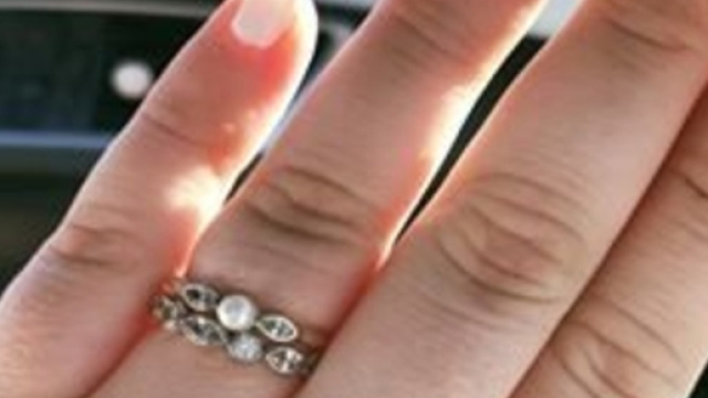 Proposta di matrimonio con anello nella ferita