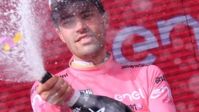 Tom Dumoulin &egrave; ancora in maglia rosa