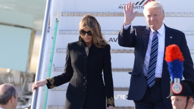 Un centinaio di americani manifesta contro Trump a Roma