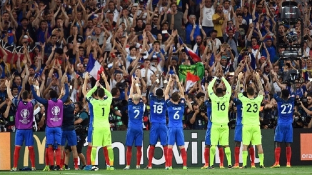 VID&Eacute;O - Euro 2016 : le clapping des Bleus avec leurs supporters au ... - rtl.fr