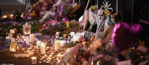 Thousands of people all over the world mourn the death of 22 individuals after Manchester attack. (dailymail.com)