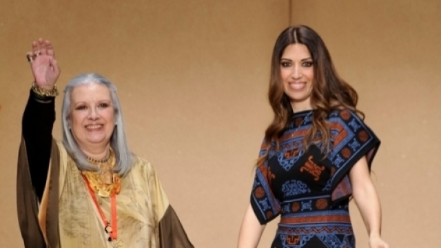 A sinistra Laura Biagiotti con la figlia Lavinia: la stilista &egrave; stata la prima a 'sfilare' in Cina.