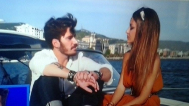 Alex Adinolfi e Rosa Perrotta durante l'esterna davanti al lungomare di Salerno