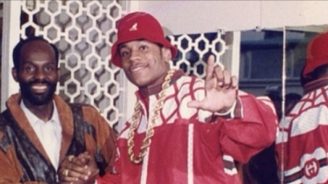 Dapper Dan con il rapper LL Cool J nella sua boutique, mentre indossa una giacca Gucci