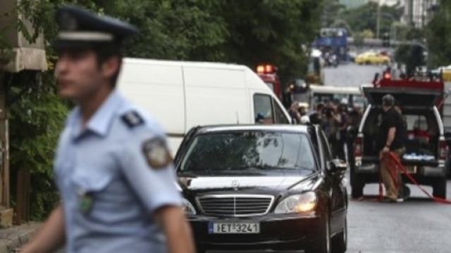Ex premier e banchiere della Grecia Lukas Papademos coinvolto in esplosione di pacco bomba ad Atene: gravi ferite ma no pericolo di vita