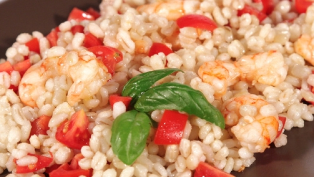 Insalata d'orzo con gamberi e pomodori