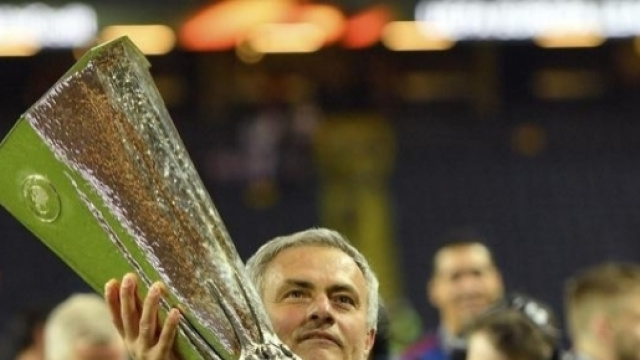 Jos&egrave; Mourinho con la coppa in mano