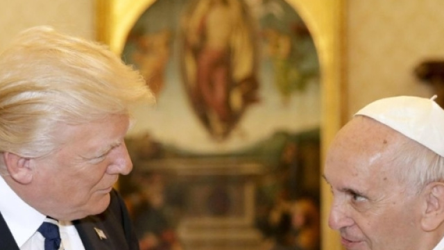 Donald Trump e Papa Francesco durante il loro primo incontro - lplnews24.com